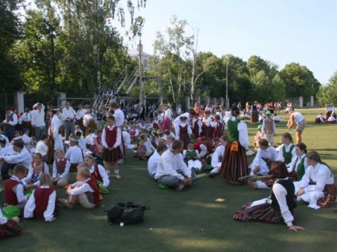 &quot;Deja kāpj debesīs&quot;, ģenerālmēģinājums Rīgā Daugavas stadionā un mūsu Līgatnes novada vidusskolas dejotāji, 10.07.2010., foto Anita Jaunzeme