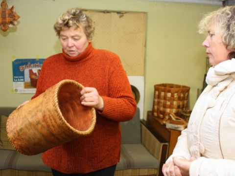 Ciemos pie vienīgajiem bērzu tāšu meistariem Latvijā, Līgatnes pagasta &quot;Ikneši&quot;, Vizma Zvirbule un Pēteris Zvirbulis, 30.10.2013., foto Anita Jaunzeme