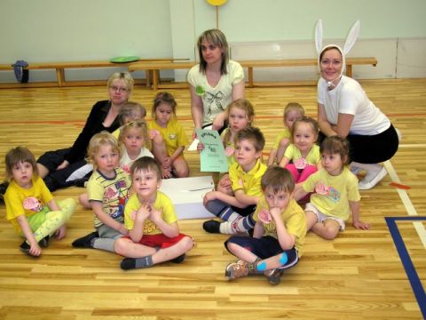 Līgatnes bērnudārzs sporto Sporta hallē, 16.04.2012., foto Zane Kalniņa un Skaidrīte Kalniņa