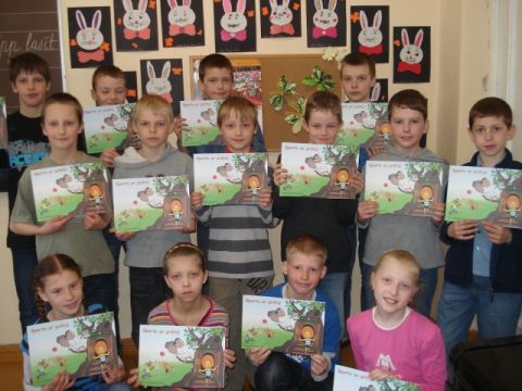 Līgatnes novada vidusskolas skolēni un skolotāji - aptieku apvienības &quot;Mana aptieka&quot; zīmējumu konkursa dalībnieki, uzvarētāji un organizatori, 25.04.2012., foto Aija Ziediņa
