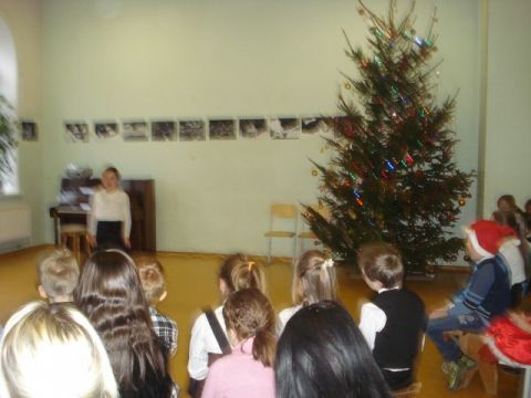 Ziemassvētku laiks Līgatnes novada vidusskolas Pamatskolas ēkā, 2014.gada decembris, foto Līga Zicmane