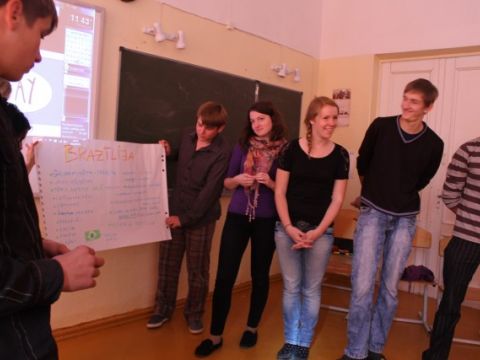 Līgatnes novada vidusskolā Starpkultūru dialoga diena - 2011, 29.09.2011., foto AFS jaunieši un Aija Ziediņa