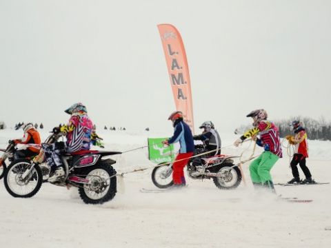 Skijorings un motokross Līgatnē, Zanderos, 16.02.2013., foto Madara Židaua