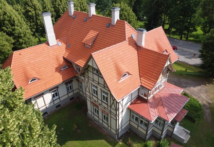 Vēsturisko diženumu atguvusi kādreizējā Līgatnes papīrfabrikas direktora viesu nama ēka