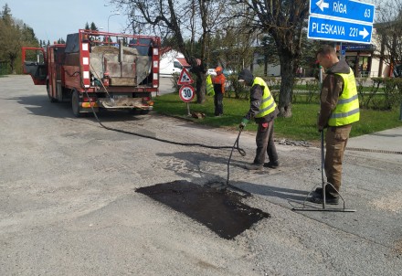 Līgatnē norit asfalta bedrīšu remonts