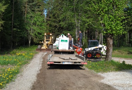 Līgatne grants seguma ceļu pretputekļu apstrāde tuvojas noslēgumam