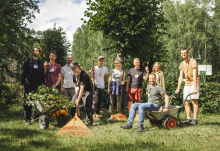 Jaunieši bagātina zināšanas seminārā "Ratniekos" un labiekārto apkārtni