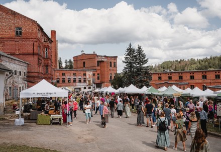 Harmoniski aizvadīts festivāls Līgatnes papīrfabrikā