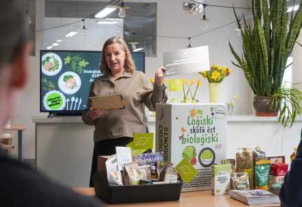 Jauno Līderu vidusskolas direktore Saiva Vītola saņēmusi speciālbalvu kategorijā "Dzinējspēks"